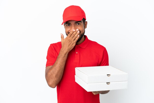 uomo di consegna della pizza che raccoglie scatole di pizza isolate su sfondo bianco felice e sorridente che copre la bocca con la mano