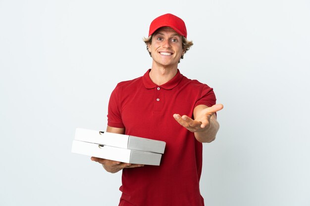 Uomo di consegna pizza sopra bianco isolato stringe la mano per la chiusura di un buon affare