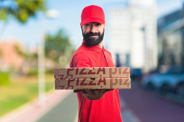 Uomo di consegna pizza su sfondo unfocused