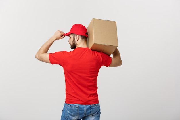 Uomo di consegna ritratto in cappello con t-shirt rossa che lavora come corriere o commerciante in possesso di due scatole di cartone vuote.