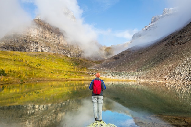 Uomo di escursionismo nelle montagne canadesi.