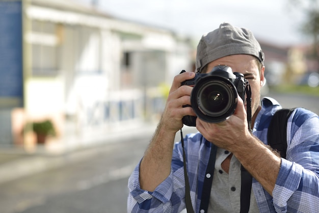 uomo di fotografia