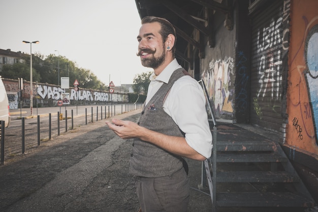 uomo di hipster baffi bello bello suonare il mandolino