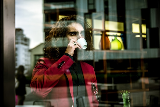 Uomo di hipster in un bar