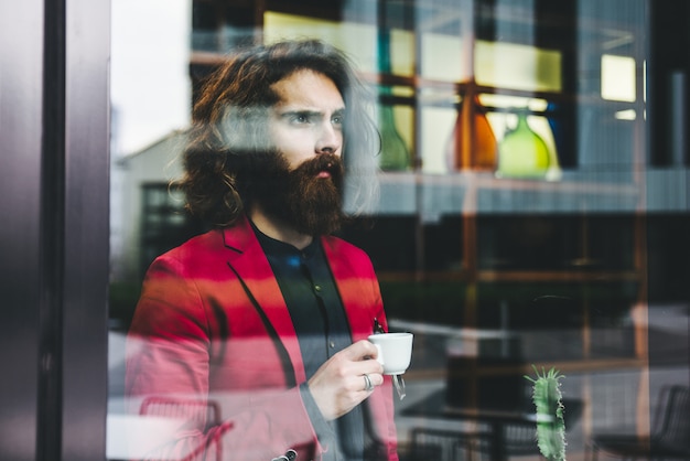 Uomo di hipster in un bar