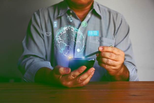 Uomo di lavoro utilizzando la penna stlylus on line mondo di lavoro selvaggio futuristico concetto di tecnologia icona digitale