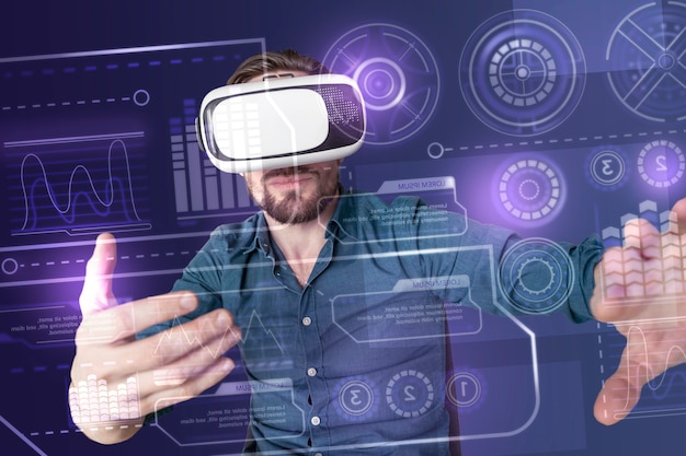 Uomo di media portata che indossa occhiali VR