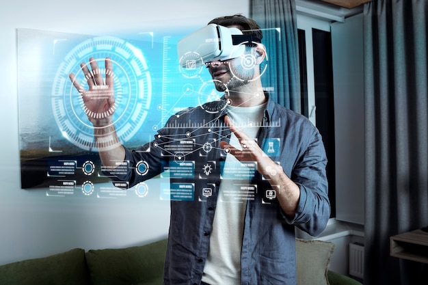 Uomo di media portata che indossa occhiali VR