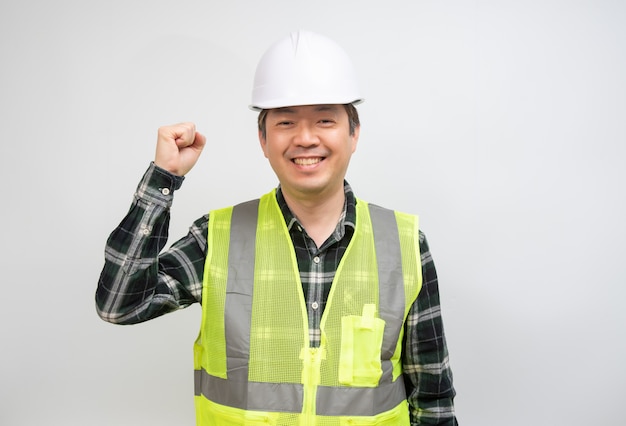 Uomo di mezza età asiatico in gilet da lavoro verde chiaro e cappello di sicurezza bianco.