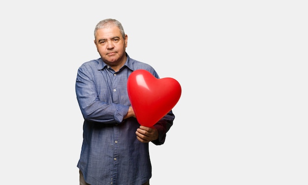 Uomo di mezza età che celebra San Valentino guardando dritto