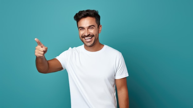 Uomo di mezza età che indossa una maglietta bianca che punta con la mano e il dito verso il lato guardando la telecamera