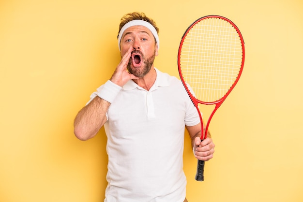 Uomo di mezza età che si sente felice, dando un grande grido con le mani vicino alla bocca. concetto di tennis