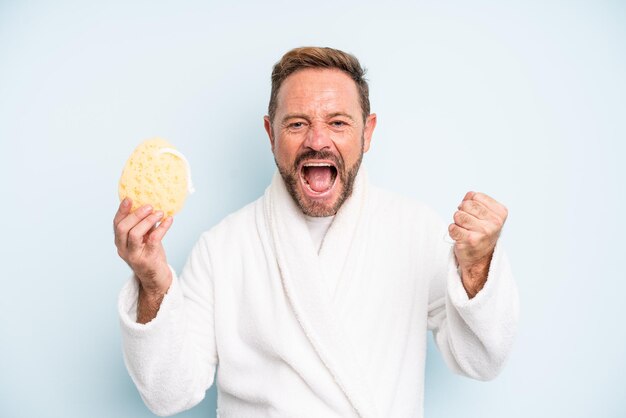 Uomo di mezza età che si sente scioccato, ride e celebra il successo. concetto di doccia