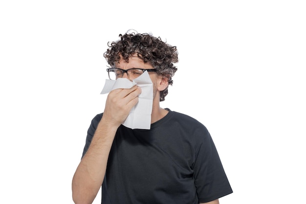 Uomo di mezza età che soffia il naso con tessuto isolato su sfondo bianco Concetto di freddo