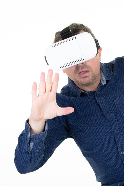 Uomo di mezza età che utilizza cuffie per realtà virtuale VR, gadget futuri e concetto di tecnologia isolato su sfondo bianco