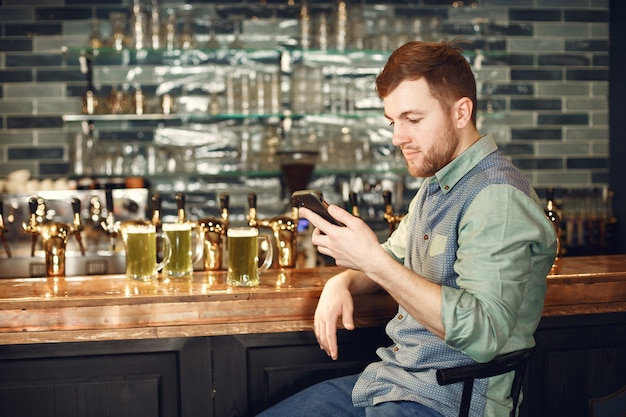 Uomo di mezza età. Ragazzo con un telefono al bar. Uomo con una camicia di jeans in una cella.