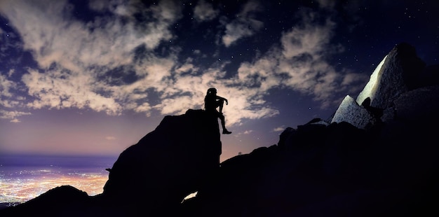 Uomo di notte in montagna