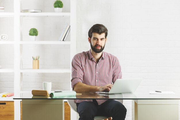 Uomo di pensiero che usa il computer portatile