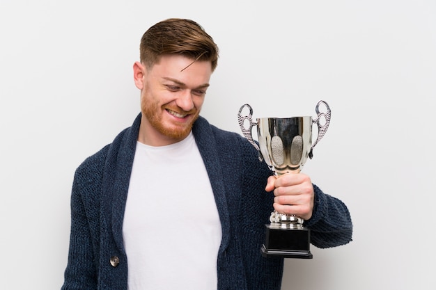 Uomo di Redhead che tiene un trofeo