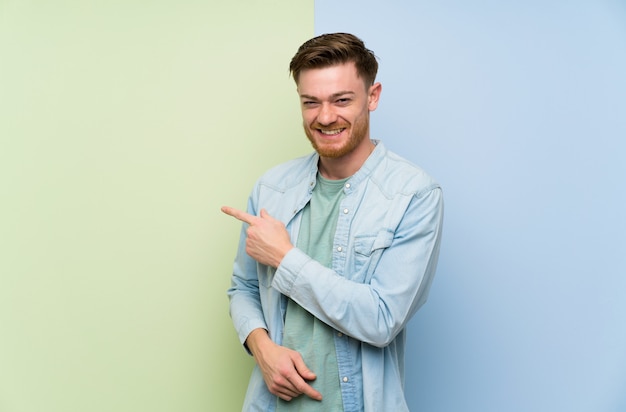 Uomo di redhead sul dito puntato colorato sul lato