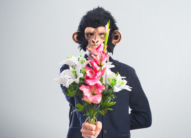 Uomo di scimmia in possesso di un bouquet