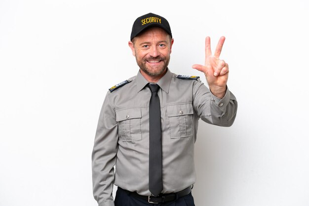 Uomo di sicurezza di mezza età isolato su sfondo bianco felice e contando tre con le dita