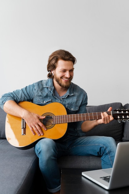 Uomo di smiley che gioca la chitarra