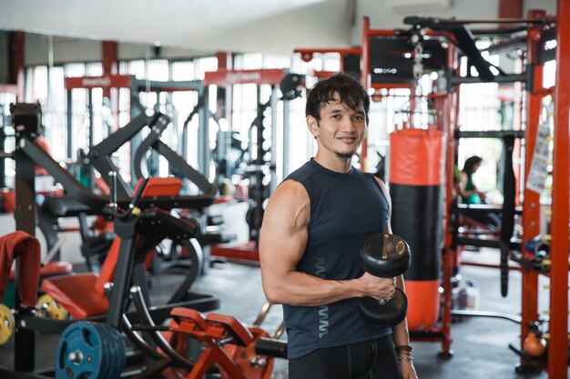 Uomo di sport bello in piedi