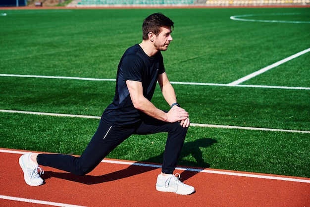 Uomo di sport che si prepara per fare jogging all'aperto