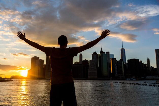 Uomo di successo a New York al tramonto