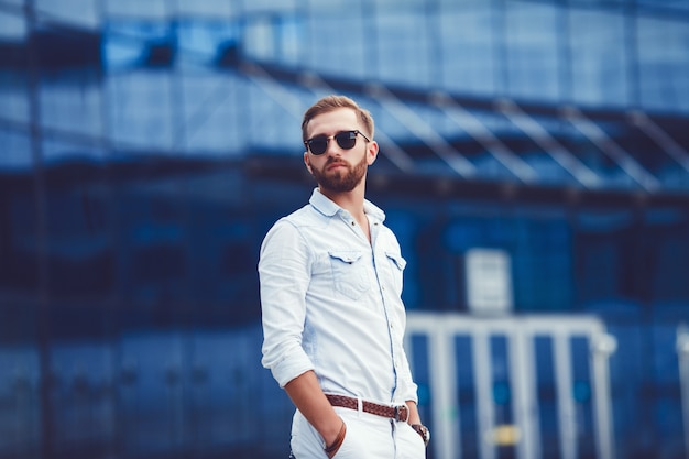 Uomo di successo in camicia elegante