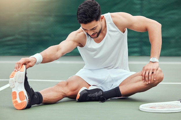 Uomo di tennis e stretching del corpo in forma fisica in campo che si prepara per la partita o la partita all'aria aperta Persona di sesso maschile o sportivo in forma e attiva nel riscaldamento delle gambe per l'allenamento o l'allenamento