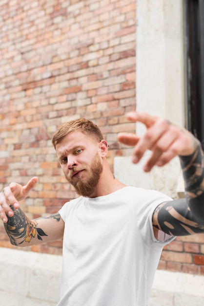 Uomo di tiro medio con tatuaggi