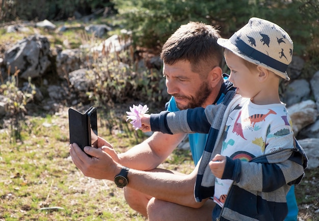 Uomo di tiro medio e bambino che prendono selfie