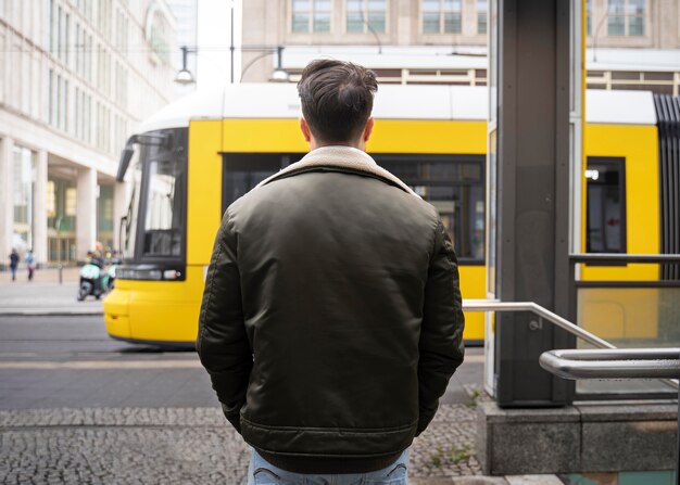 Uomo di tiro medio in città