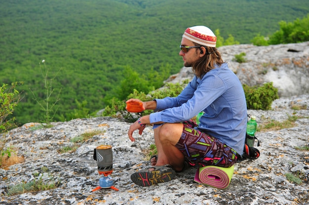 uomo di trekking in cima alla montagna in Crimea