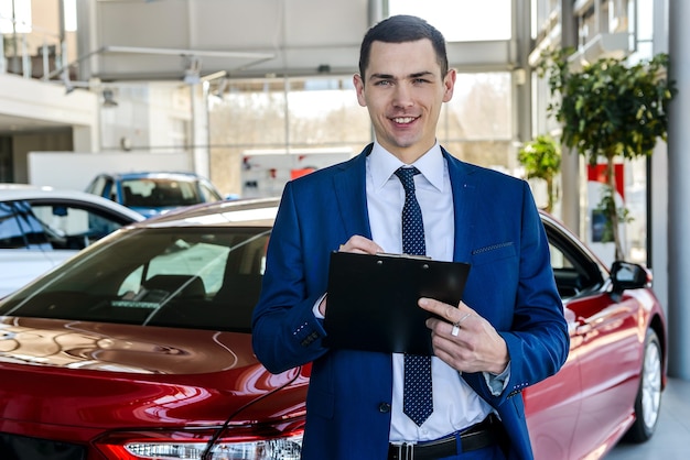 Uomo di vendita che propone alla concessionaria auto