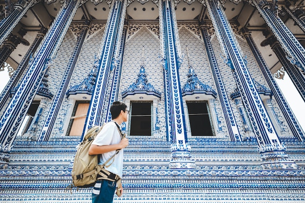 Uomo di viaggio e tempio tailandese