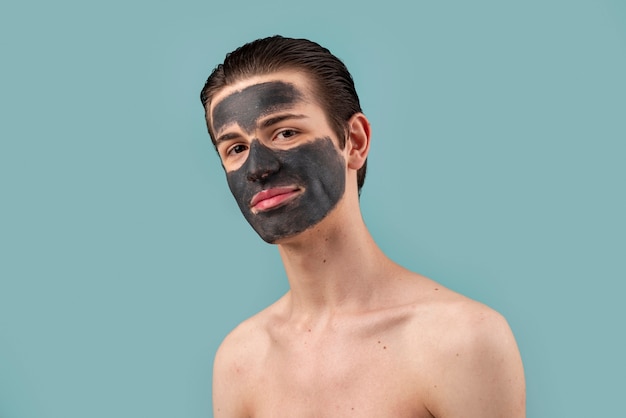 Uomo di vista laterale con maschera facciale