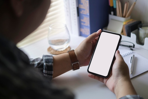 Uomo di vista ravvicinata che tiene smartphone con display vuoto
