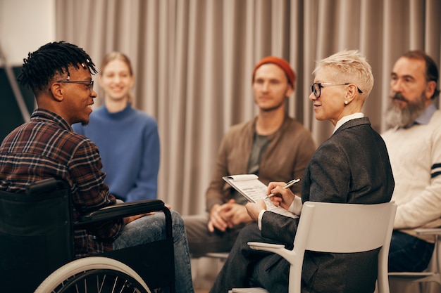 Uomo disabile a lezione di terapia