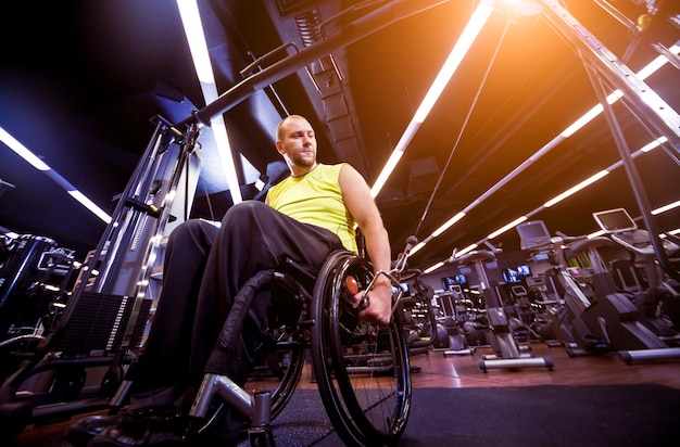 Uomo disabile allenamento in palestra