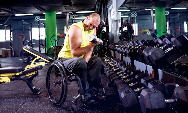 Uomo disabile allenamento in palestra