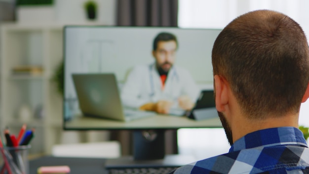 Uomo disabile che cerca assistenza dal medico durante una videochiamata.