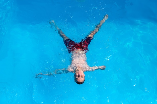 Uomo disabile che si rilassa in piscina