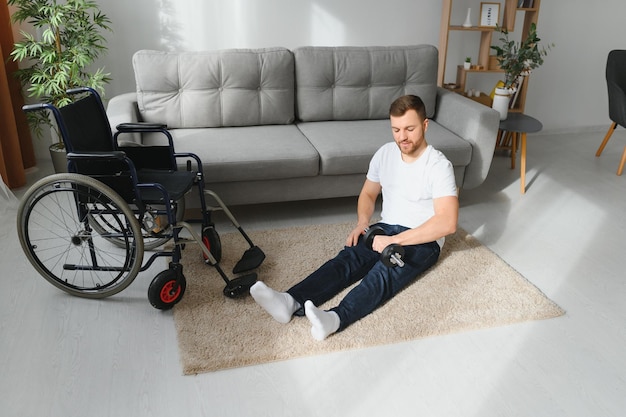 Uomo disabile che si sta riprendendo da un infortunio a casa