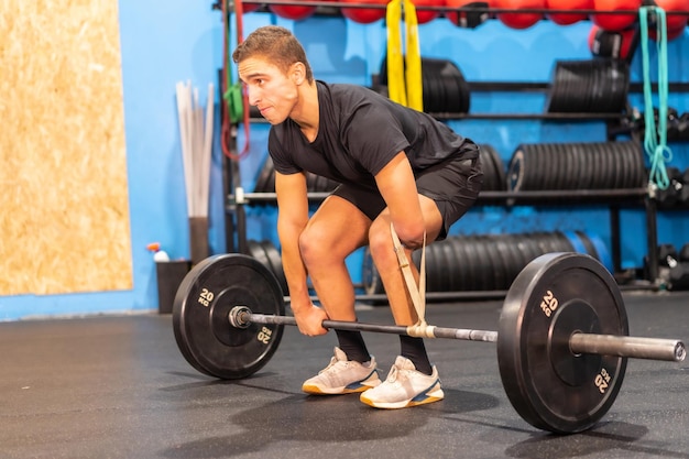 Uomo disabile con un braccio amputato che solleva pesi in una palestra