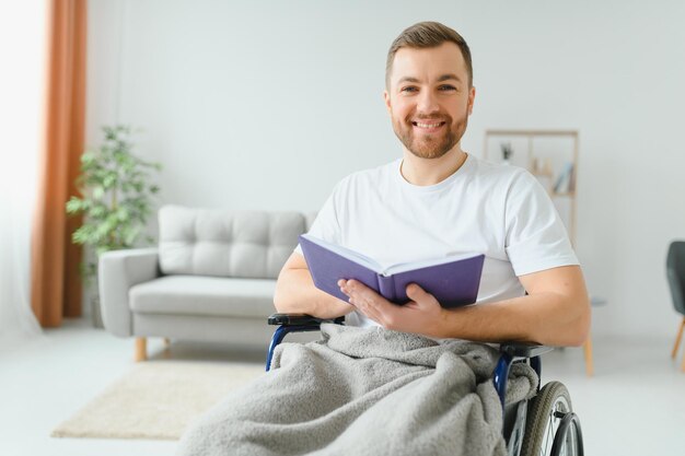 Uomo disabile entusiasta che ha una grande mattinata