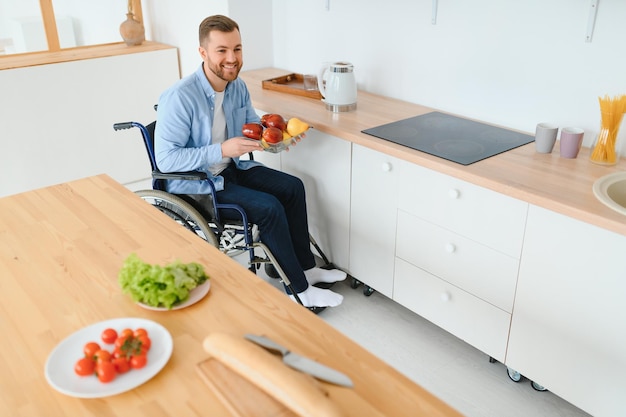 Uomo disabile entusiasta che ha una grande mattinata