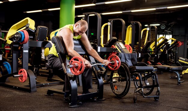 Uomo disabile formazione nella palestra del centro di riabilitazione